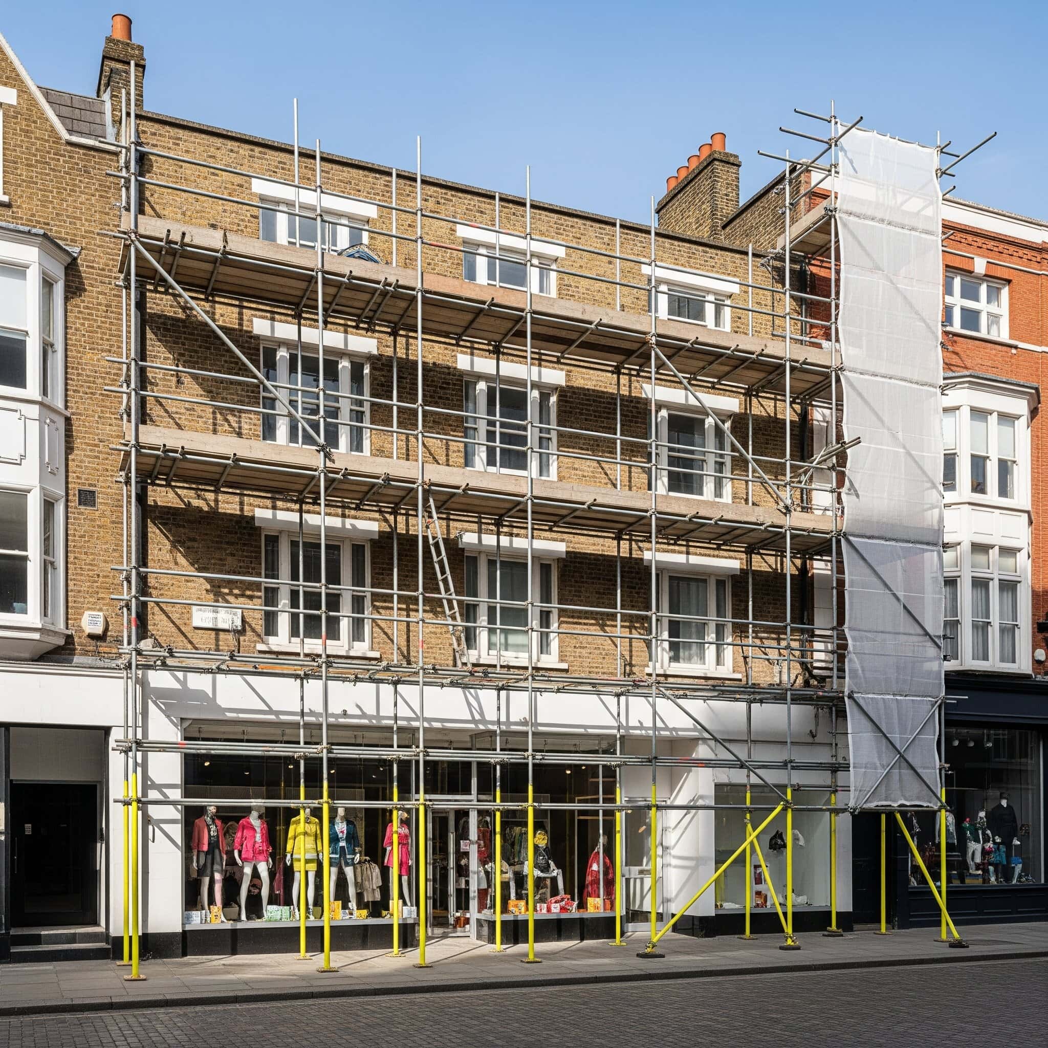 Professional commercial scaffolding on the facade of a commercial building in London during a renovation project.